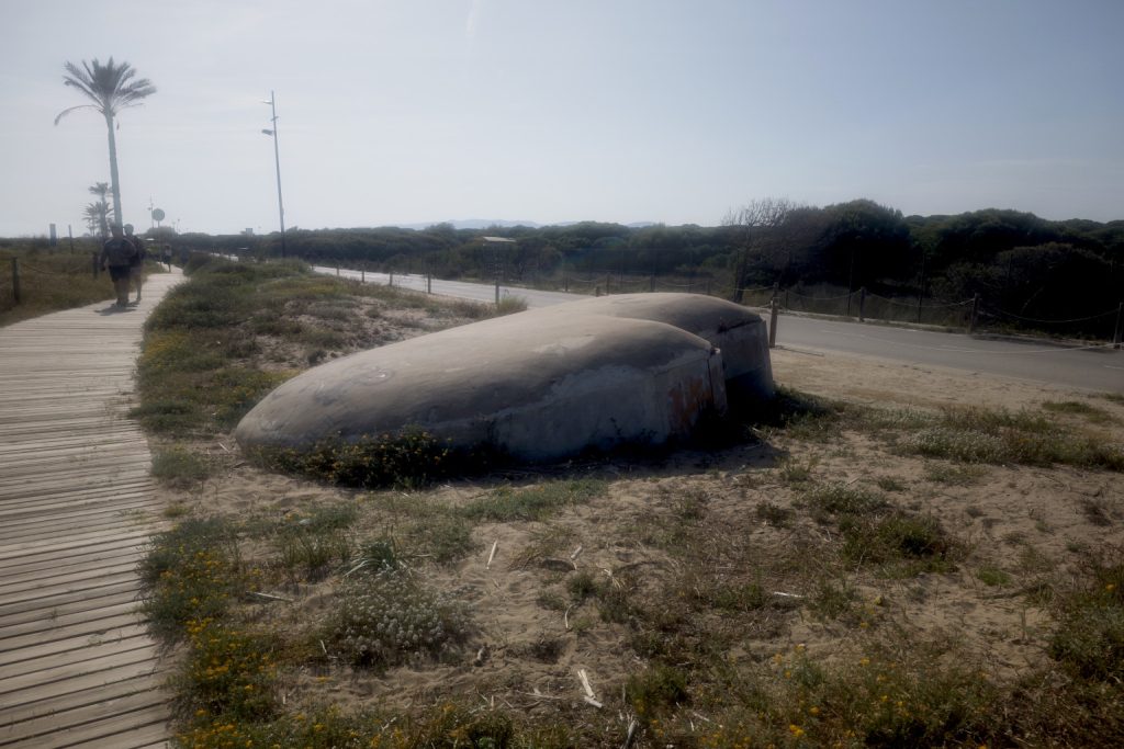 Búnquer del passeig de la Platja del Prat des de la pasarel·la | Foto: Friviere
